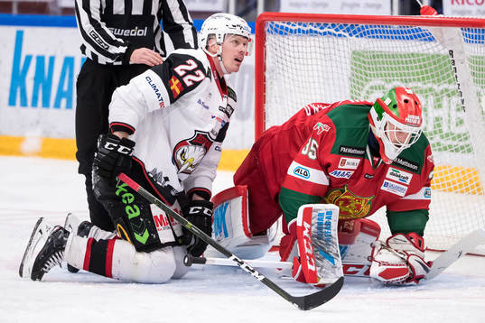 Malmö Redhawks Lars Bryggman och Moras målvakt Christian