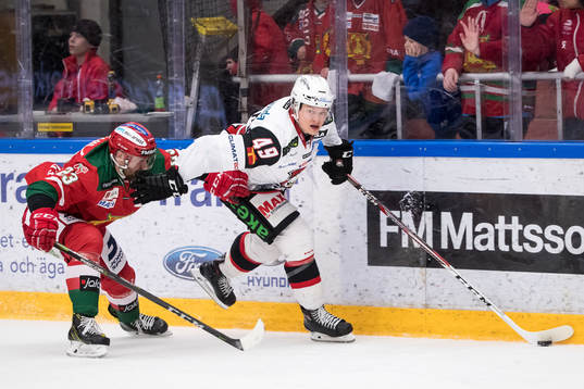 Moras Tomas Skogs och Malmö Redhawks Rhett Rakhshani  i