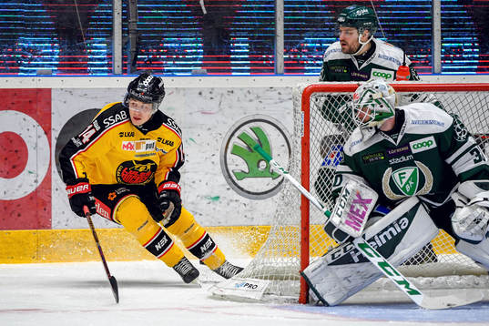 Luleås Jonas Berglund och Färjestads Mikael Wikstrand och