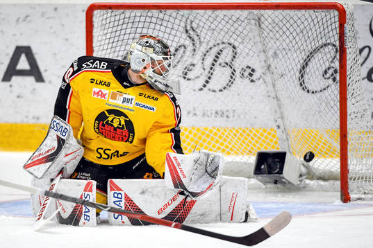 Luleås målvakt Filip Gustavsson ser pucken från