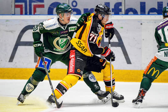 Färjestads Sebastian Erixon och Luleås Patrick Cehlin