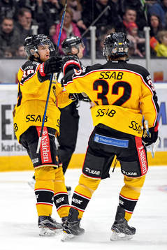 Luleås Pontus Själin jublar med lagkamrater