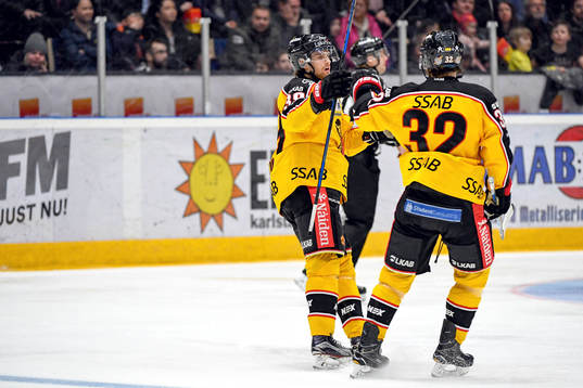 Luleås Pontus Själin jublar med lagkamrater