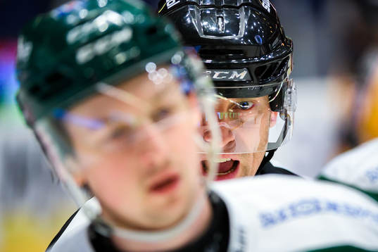 Domare Sören Persson samtalar med Färjestads Christoffer