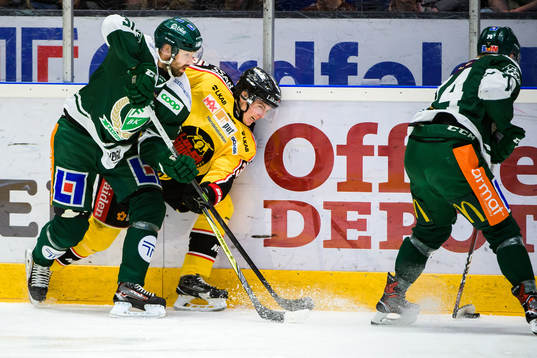Färjestads Dick Axelsson och Luleås Isac Lundeström