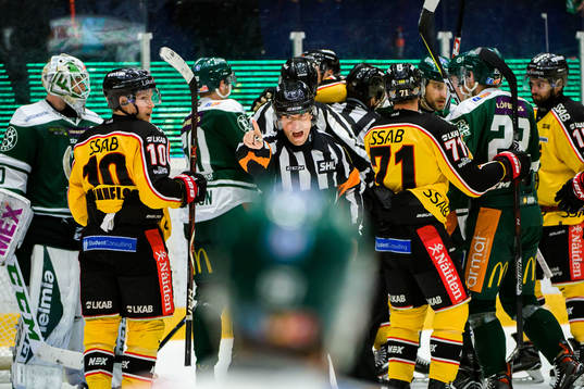 Domare Sören Persson stoppar spelare från att åka in på