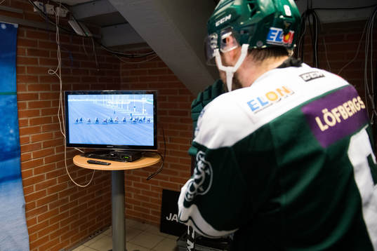 Färjestads Mikael Wikstrand tittar lite snabbt på travet