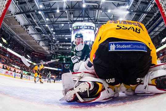 Färjestads Joakim Nygård och Luleås målvakt Filip