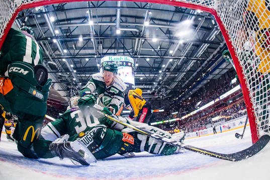 Färjestads Ilari Melart åker över målvakt Lars Haugen