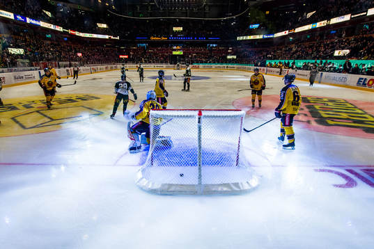 Luleås målvakt Filip Gustavsson och Viktor Grahn deppar