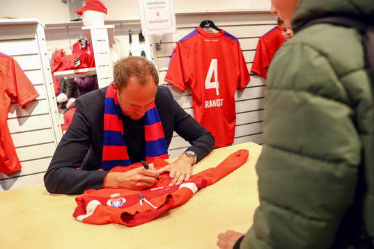 Andreas Granqvist skriver autografer