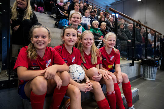 Övre raden Lova Svensson  och i nedre raden Tilda