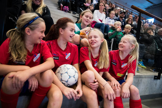 Övre raden Lova Svensson  och i nedre raden Tilda