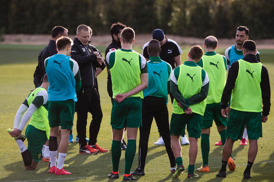 Hammarbys tränare Stefan Billborn ger instruktioner till