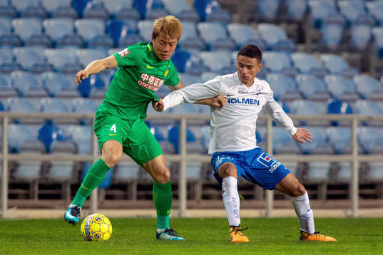 Beijing Sinobo Guoans Li Lei och Norrköpings Ian Smith