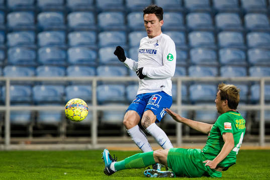 Norrköpings David Moberg Karlsson i kamp om bollen med