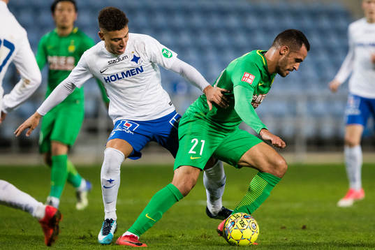 Norrköpings Jordan Larsson i kamp om bollen med Beijing
