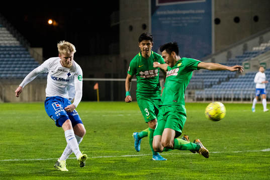 Norrköpings Kalle Holmberg med ett skott