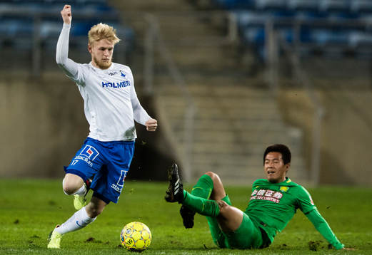 Norrköpings Kalle Holmberg tar sig förbi Beijing Sinobo