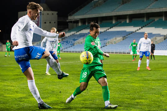 Beijing Sinobo Guoans Jin Taiyan täcker ett skott från