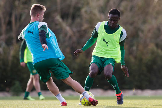 Hammarbys Sander Svendsen i kamp om bollen med Gershon