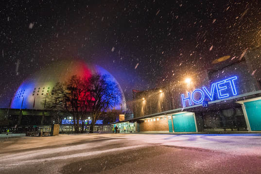 Exteriör av Hovet och Globen i Djurgårdens färger innan