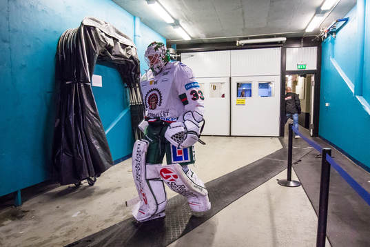 Frölundas målvakt Johan Mattsson innan ishockeymatchen i