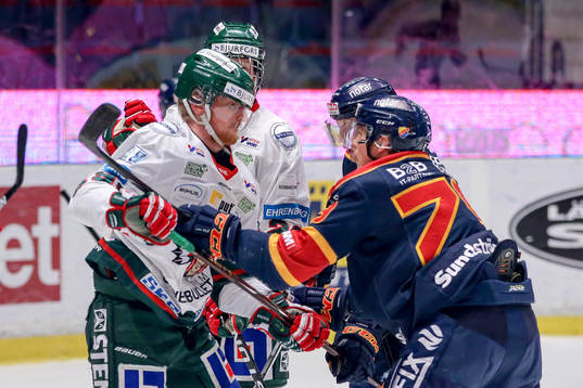 Frölundas Simon Hjalmarsson och Patrik Lundh i ett gruff