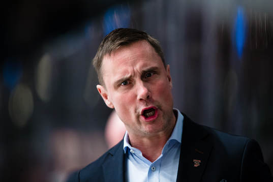 Frölundas tränare Roger Rönnberg reagerar