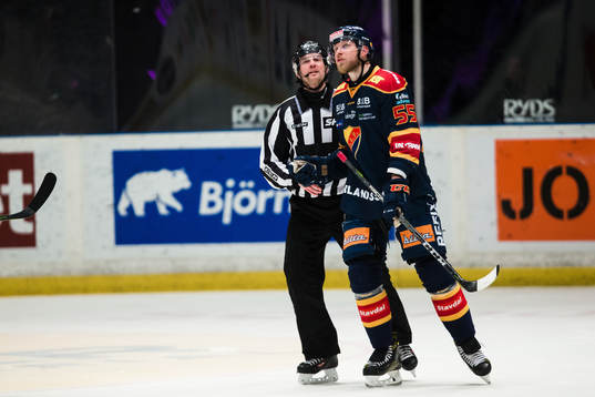 Djurgårdens Alexander Urbom i diskussion med domare