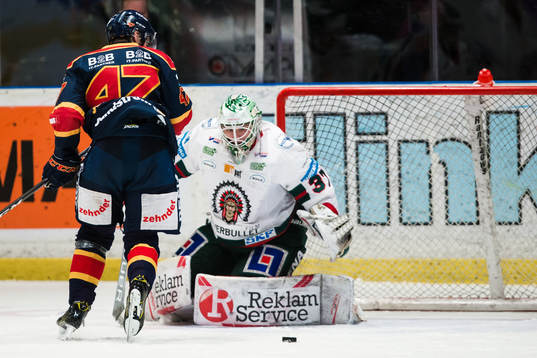 Frölundas målvakt Johan Gustafsson med en räddning