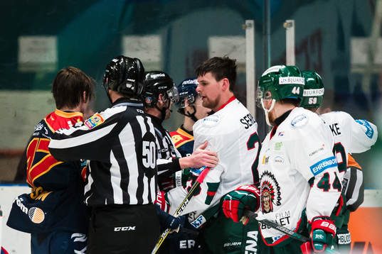 Frölundas Adam Pardy och Djurgårdens Linus Johansson i