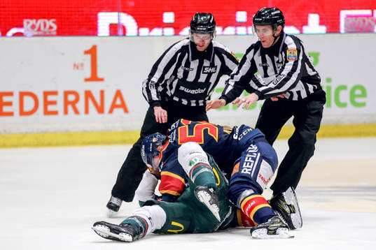 Djurgårdens Mikael Ahlén och Frölundas Adam Pardy i ett