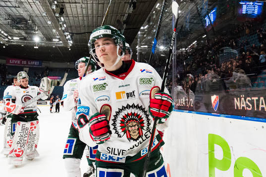 Frölundas Joel Mustonen jublar med lagkamrater