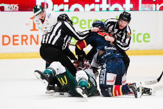 Djurgårdens Mikael Ahlén och Frölundas Adam Pardy i ett