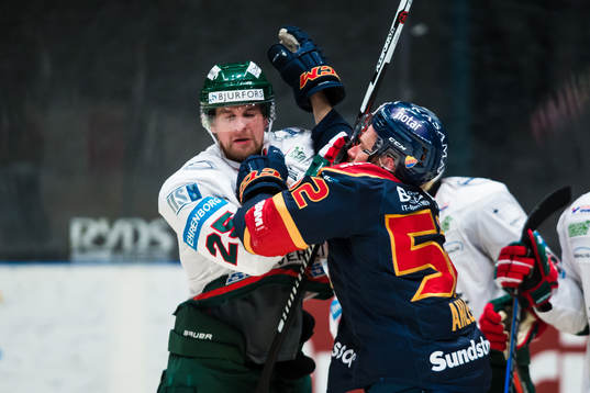 Djurgårdens Mikael Ahlén och Frölundas Adam Pardy i ett