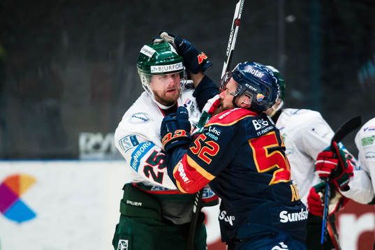 Djurgårdens Mikael Ahlén och Frölundas Adam Pardy i ett