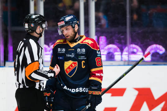Djurgårdens Calle Ridderwall diskutera med domare