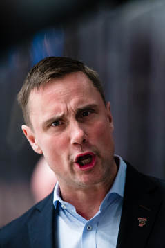 Frölundas tränare Roger Rönnberg reagerar