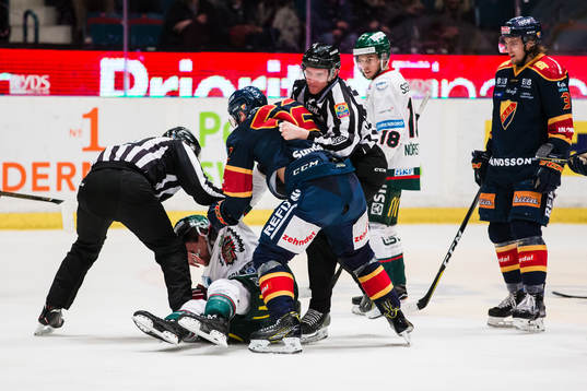 Djurgårdens Mikael Ahlén och Frölundas Adam Pardy i ett