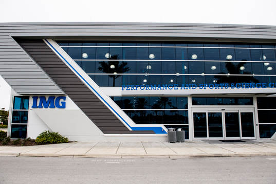 Exteriör över IMG Performance and Sports Sience Center