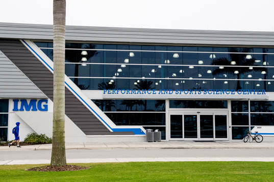 Exteriör över IMG Performance and Sports Sience Center