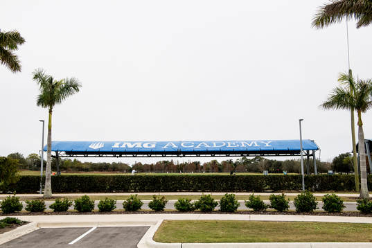 En skylt med texten IMG Academy