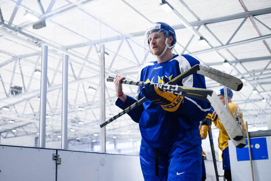 Staffan Kronwall bär sina klubbar