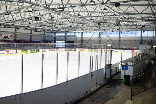 Stora Mossen Ishall före Sveriges ishockeylandslags