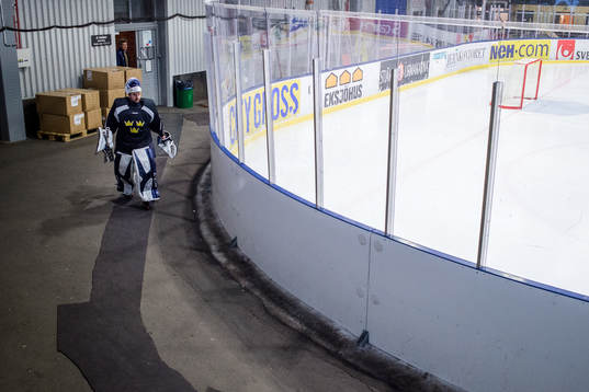 Sveriges målvakt Jhonas Enroth före Sveriges