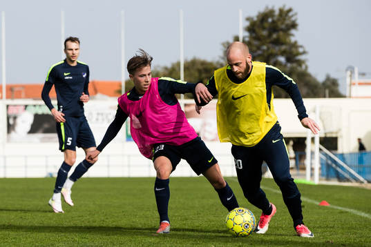 Norrköpings Jakob Lindahl i kamp om bollen med Daniel