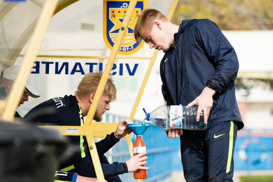 Norrköpings målvakt Isak Pettersson häller upp vatten