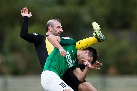Hammarbys Kennedy Bakircioglu i en närkamp med Jablonecs