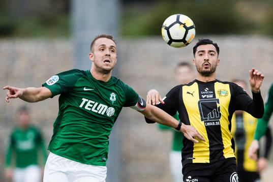 Jablonecs Ludek Pernica och Hammarbys Jiloan Hamad jagar